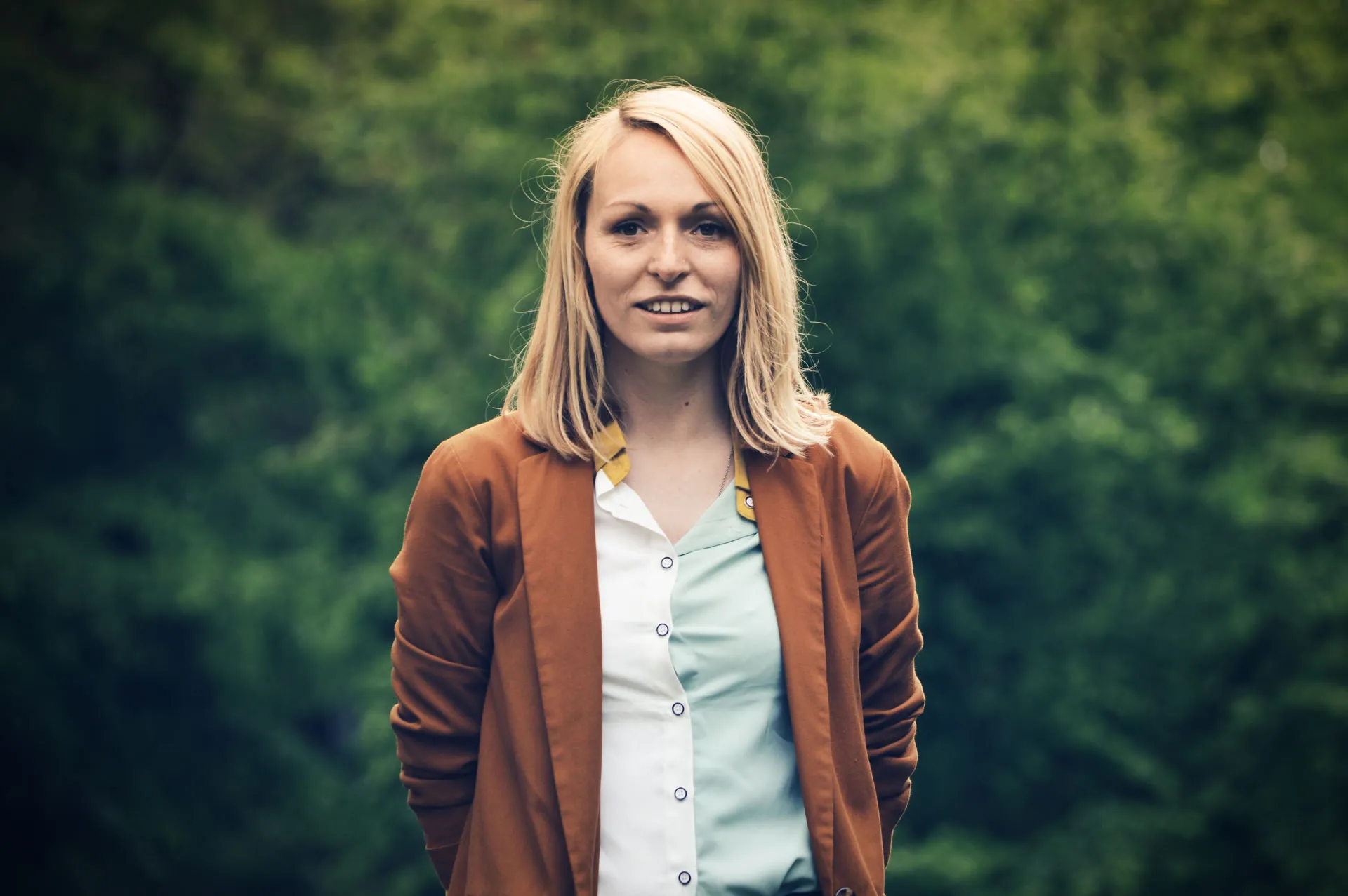 Portrait de femme un peu mélancolique dans un parc de Normandie